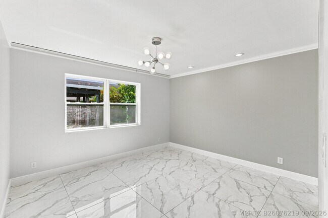 Building Photo - 372 W Riverbend Dr