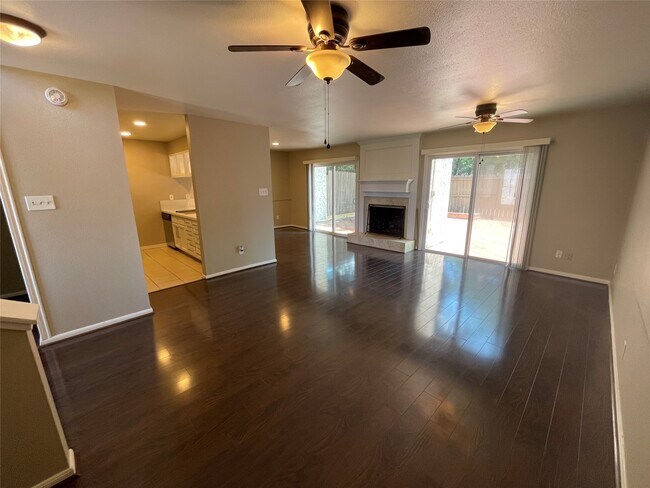 Building Photo - 12315 Glenview Dr