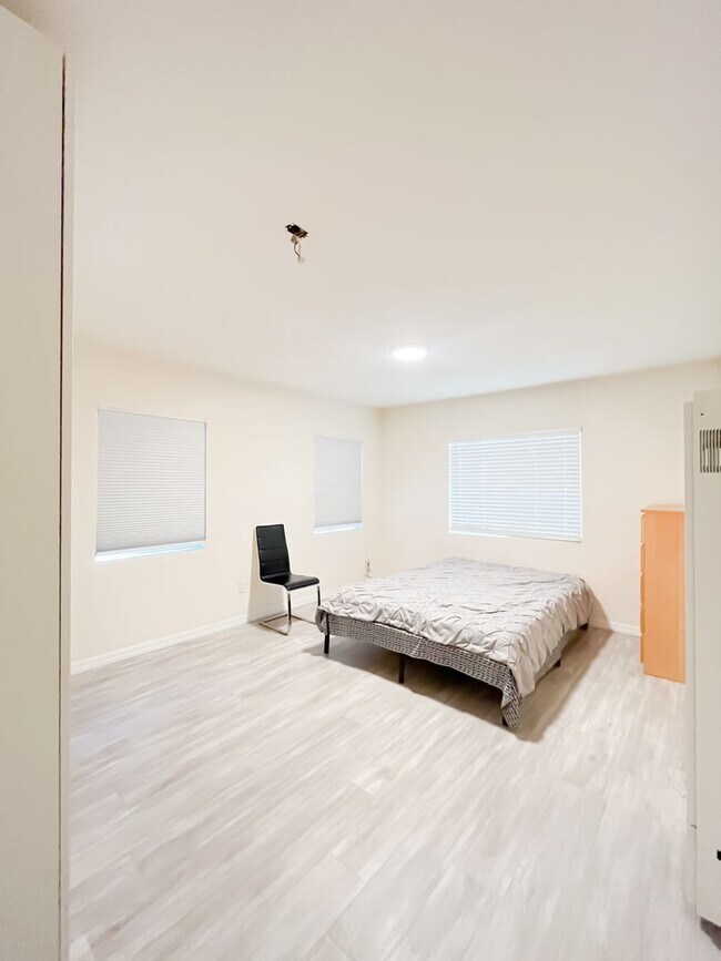 Building Photo - 807 Wilton Pl