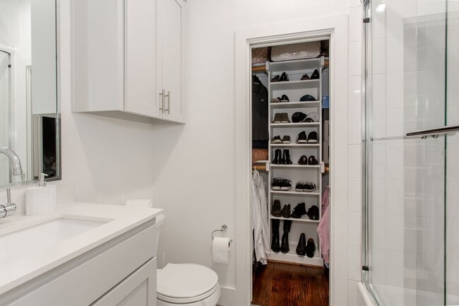 Building Photo - Modern 2 bed, 2.1 Bath townhome, walking distance to Greenville Ave