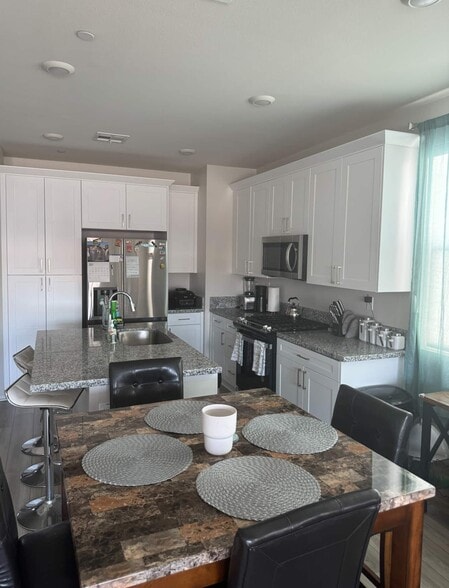 Building Photo - 211 N Vincent Ave