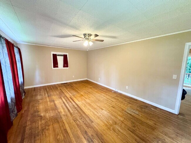 Building Photo - 3 bedroom, 1.5 bathroom single family home