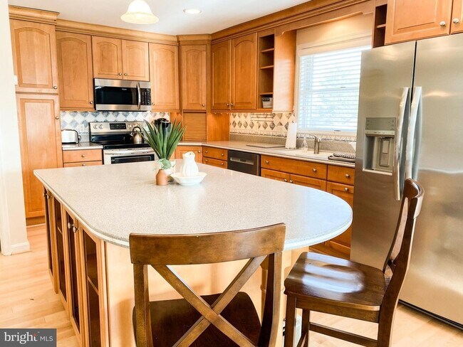 Building Photo - 122 W Bay View Dr