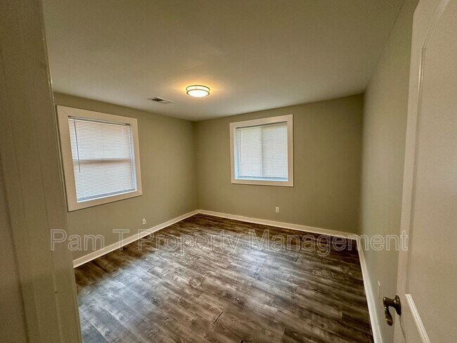 Building Photo - 1016 W 42nd St