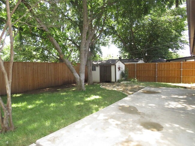 Building Photo - 2308 Crestmeadow St