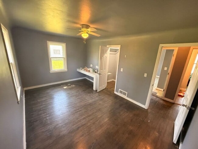 Building Photo - 5 Bedroom House