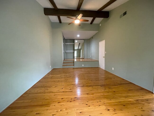 Building Photo - 7100 Balboa Blvd