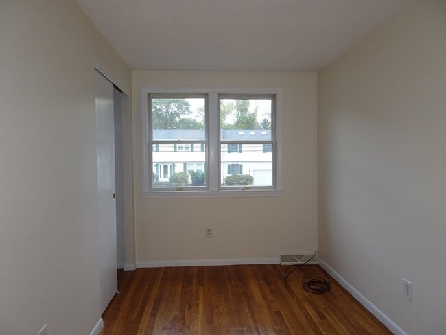 Building Photo - 6 Pondover Rd