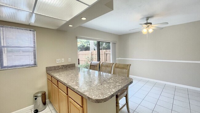 Building Photo - 501 Sandtree Dr