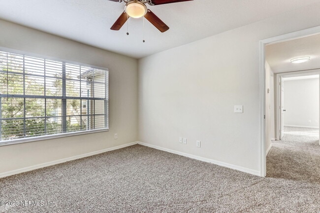 Building Photo - 13700 Richmond Park Dr N