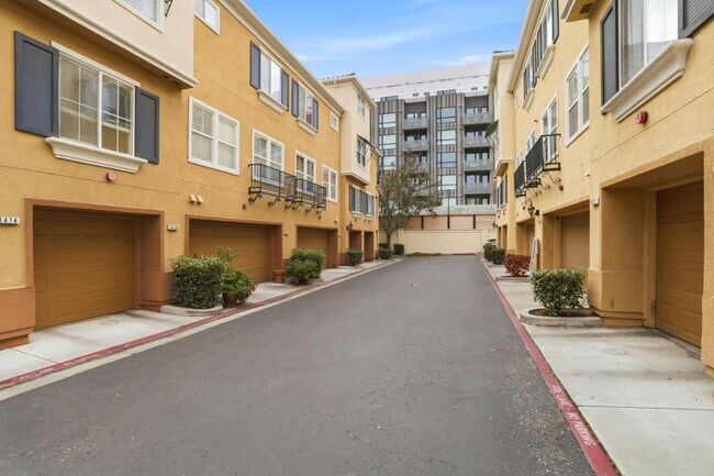 Building Photo - 1418 Allegado Alley