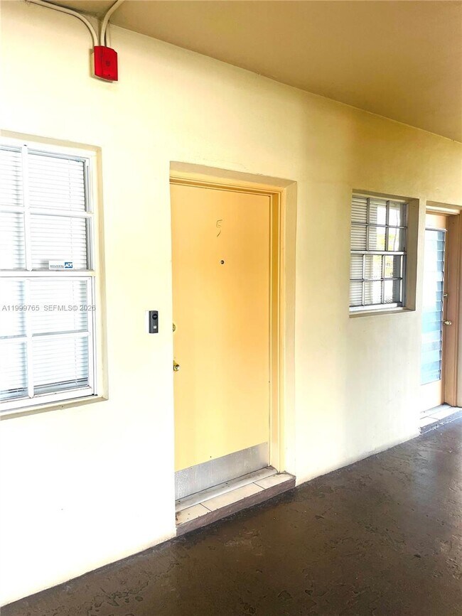 Building Photo - 11840 NE 19th Dr