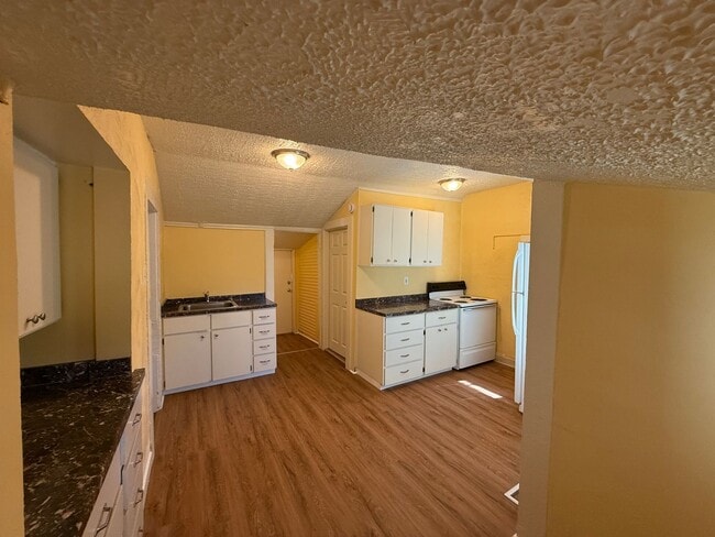 Building Photo - Cozy 2 Bedroom 1 Bath Home