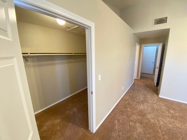 Building Photo - Charming 2 Bed/2Bath Condo nestled in this beautiful Green Valley Community!