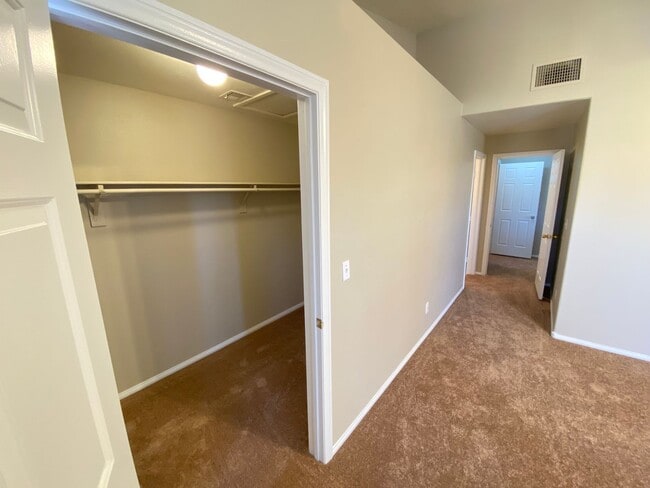 Building Photo - Charming 2 Bed/2Bath Condo nestled in this beautiful Green Valley Community. Make the Move for Le...