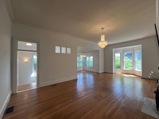 Building Photo - Charming 3 Bed 3.5 Bath home in Southwest ...