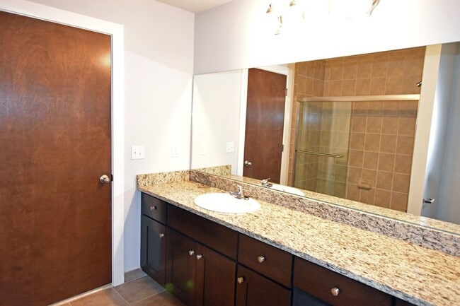 Building Photo - Shelby Twp - 3 Bedrooms, 2.5 Baths Townhouse, 2-Car Garage near Stony Creek Park