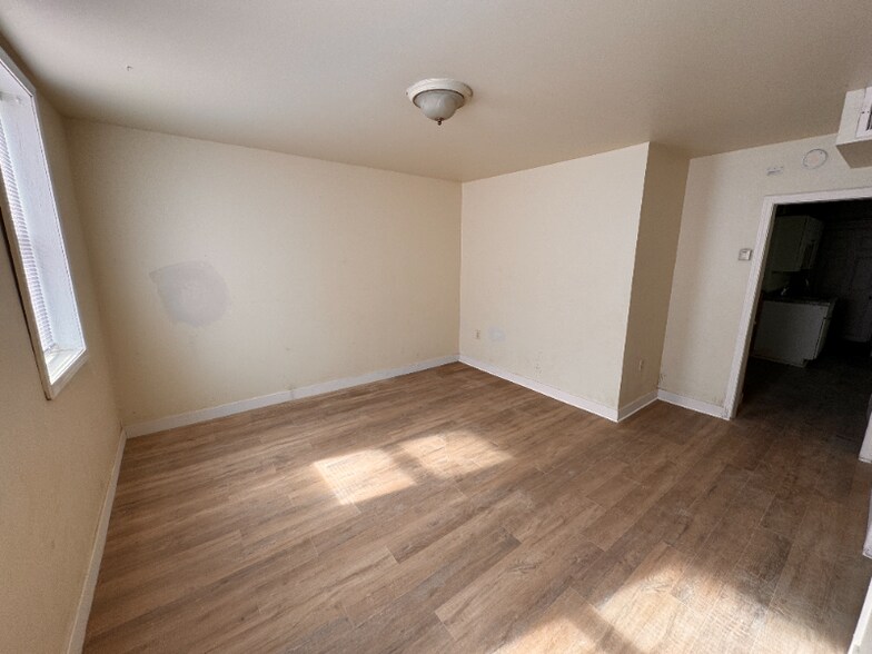 Building Photo - 2004 W Lincoln Ave