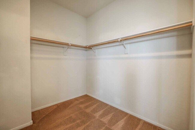 Building Photo - 4 BEDROOM HOUSE IN HENDERSON!!