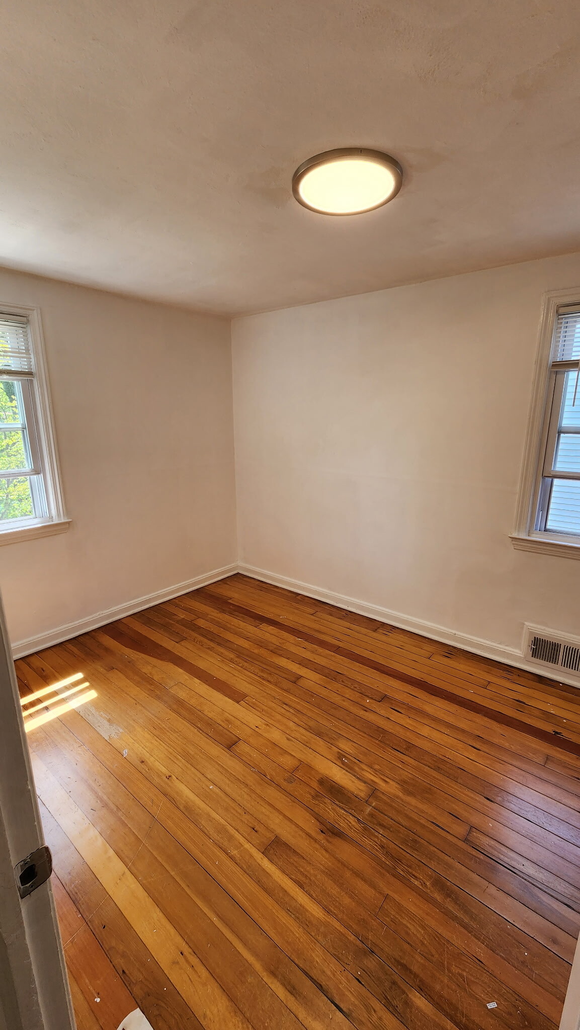 Building Photo - 1131 South Ave W