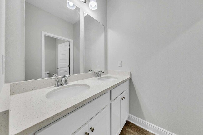 Building Photo - 44 Oak Trees Ln W