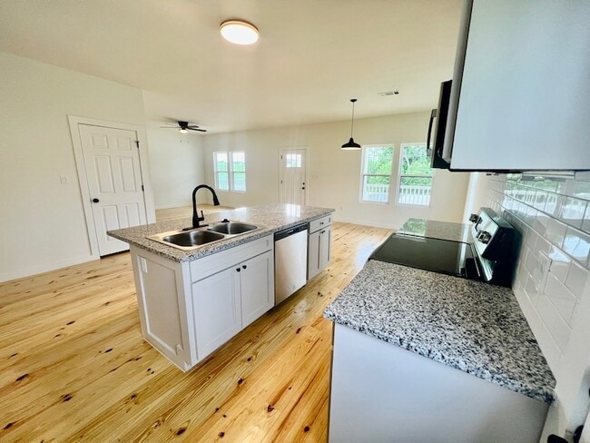 Building Photo - 228 N Dixie St