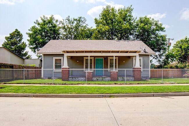 Building Photo - Charming 3/1 Near TU! Make this your new home!