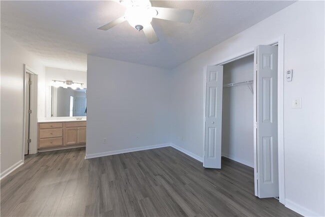 Building Photo - 4943 Meadow Ln