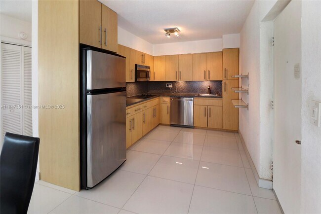 Building Photo - 220 Kings Point Dr