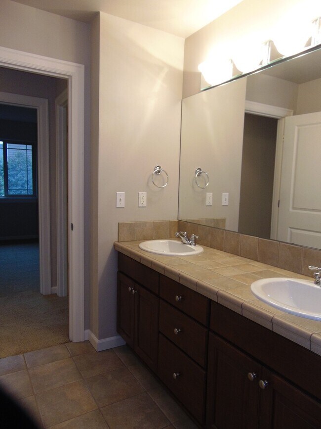 Building Photo - 4+ Bedroom/2.5 Bath Luxury Kirkland Home.  Spacious Home, Rose Hill Area!  A Must See!