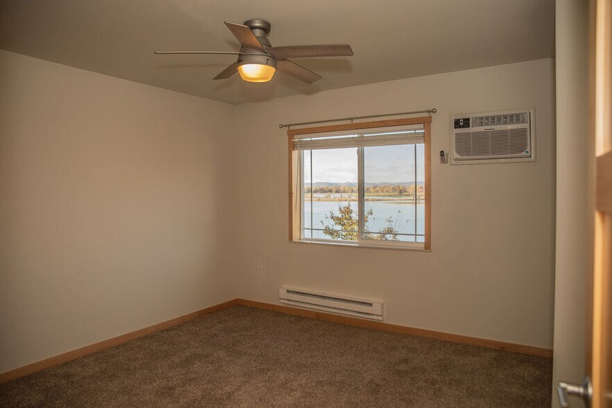 Building Photo - 3850 Sunnyside Dr W