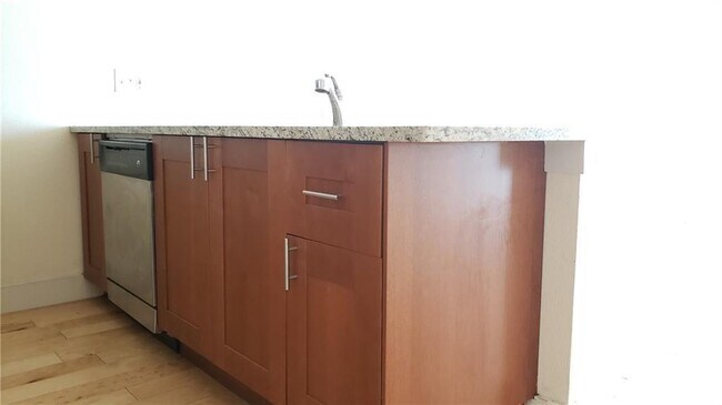 Building Photo - 909 Reinli St