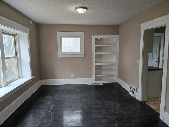 Building Photo - Charming 4-Bedroom Property in Prime Location