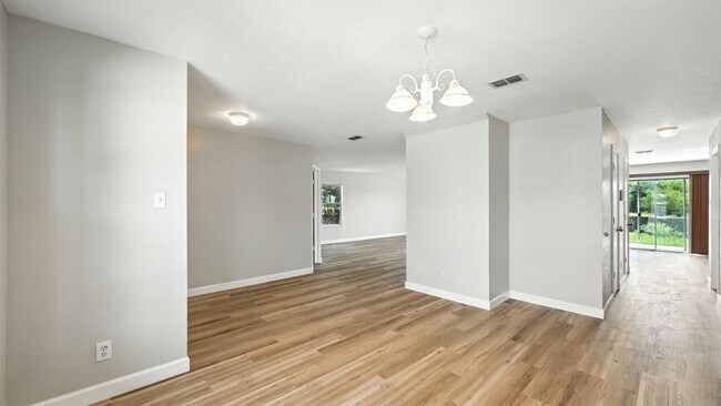 Building Photo - 209 Hinge Loop