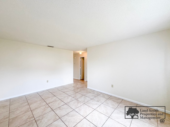 Building Photo - 5818 Charlton Dr