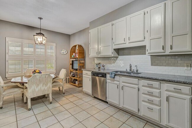 Building Photo - LUXURY 3-BEDROOM TOWNHOME IN ALAMO HEIGHTS