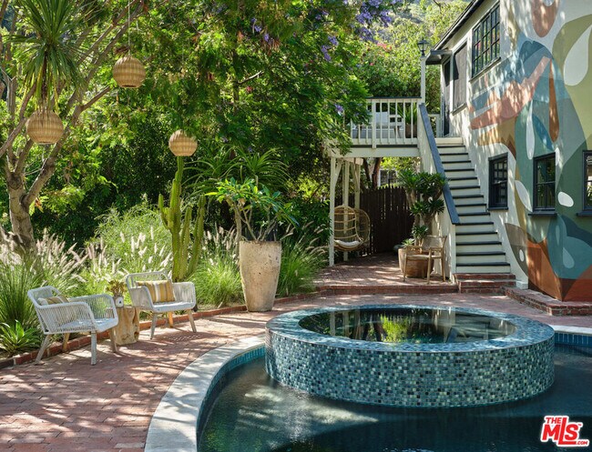 Building Photo - 2015 Nichols Canyon Rd