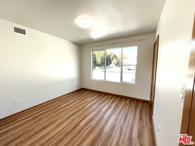 Building Photo - 503 N San Vicente Blvd