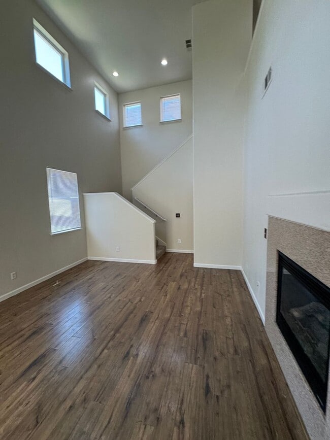 Building Photo - 1453 S Mills Ave