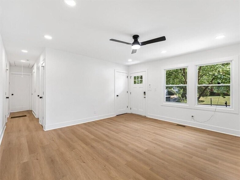 Building Photo - 454 Oak Dr SE