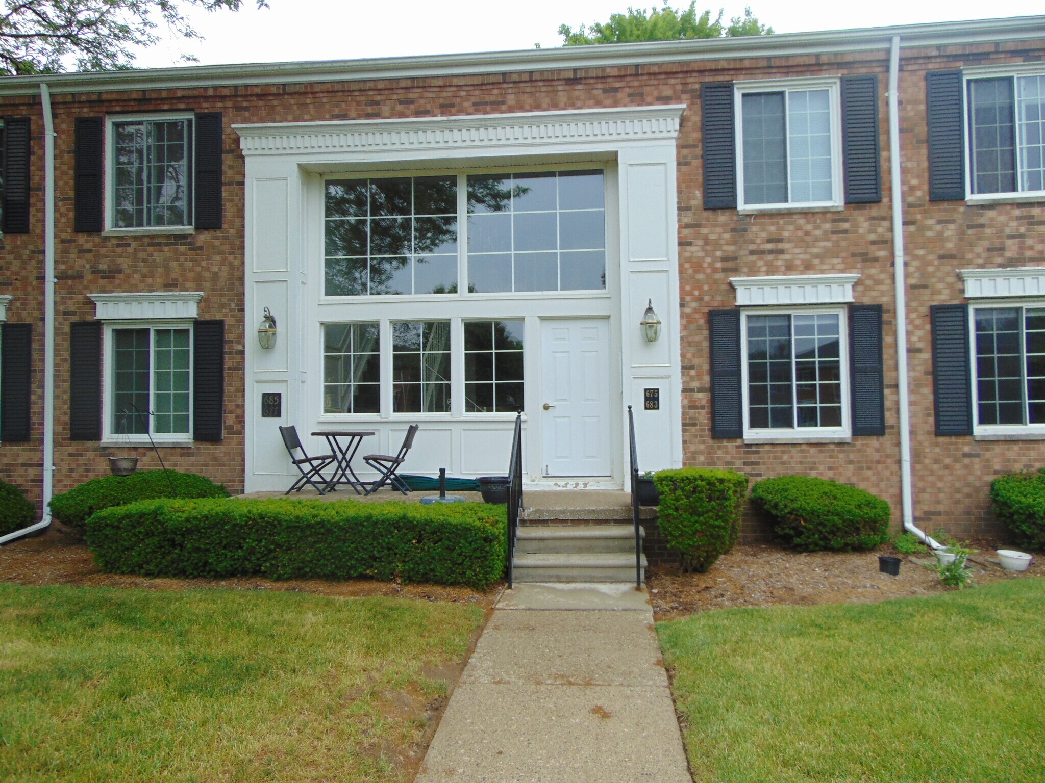 Building Photo - 683 E Fox Hills Dr
