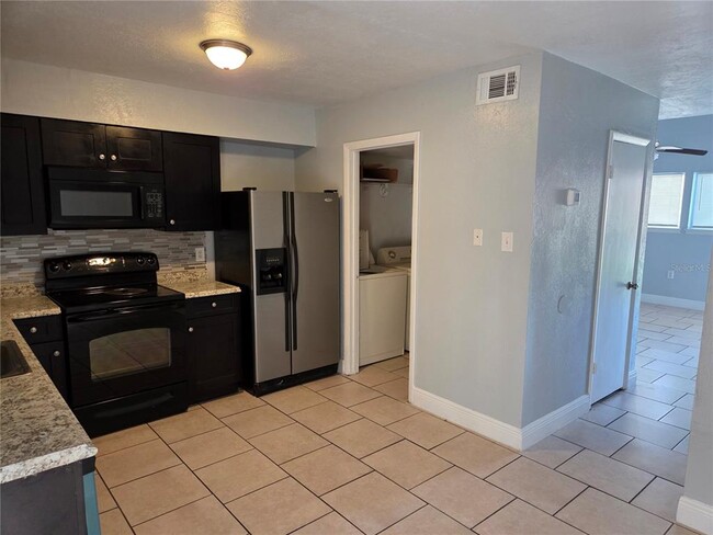 Building Photo - 4001 Woodfern Dr