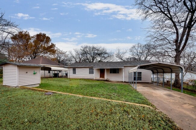Primary Photo - 223 E Kingsbridge Dr