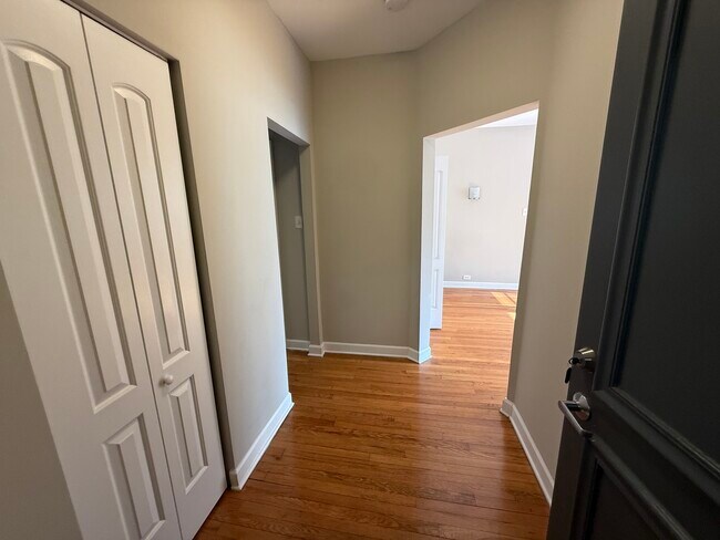 Building Photo - 838 E 53rd St