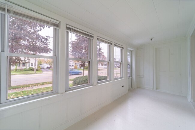 Building Photo - 409 Racine St