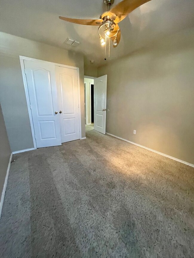 Building Photo - 3 Bedroom Townhouse for Lease