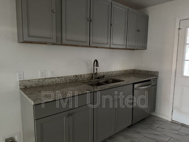 Building Photo - 224 E Oak Dr