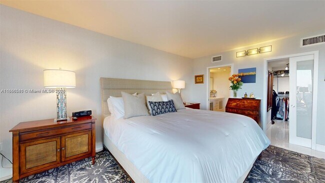 Building Photo - 3625 N Country Club Dr
