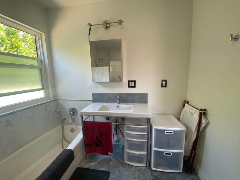 Building Photo - 3047 Edgehill Dr