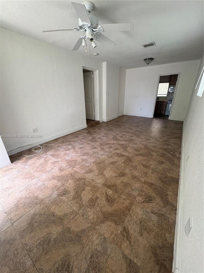 Building Photo - 410 Pinecrest Dr